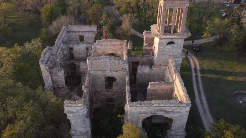 Запорожский блогер показал руины замка, который принадлежал создателю заповедника Аскания-Нова