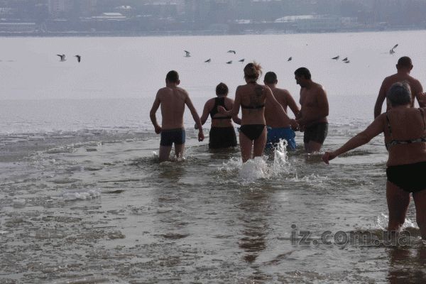 На запорожском пляже в ледяной воде купались взрослые и дети - фото