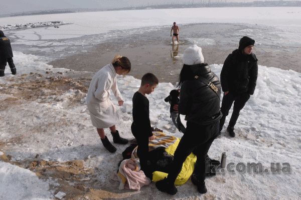 На запорожском пляже в ледяной воде купались взрослые и дети - фото