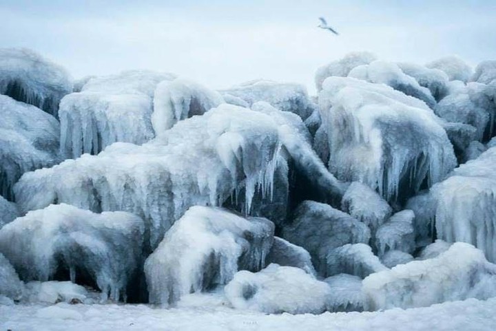 Удивительное зрелище: на Днепре у Хортицы в Запорожье запечатлели дрейфующий ледник (ВИДЕО)