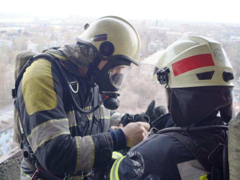 Пожар произошел в многоэтажном доме в Вознесеновском районе