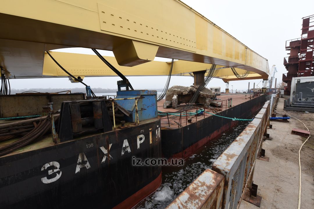 Самый мощный плавучий кран в Европе прибыл на площадку строительства вантового моста через Днепр