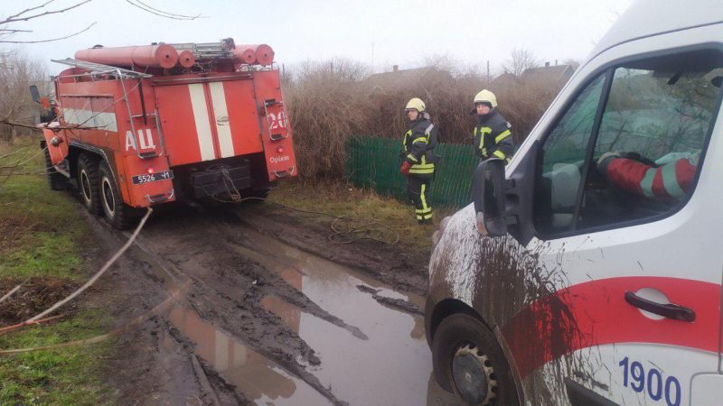 В селе Таврическое машину скорой помощи пришлось вытаскивать из грязи