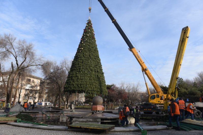 На площади Маяковского разбирают новогоднюю елку