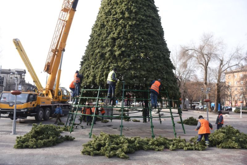 На площади Маяковского разбирают новогоднюю елку