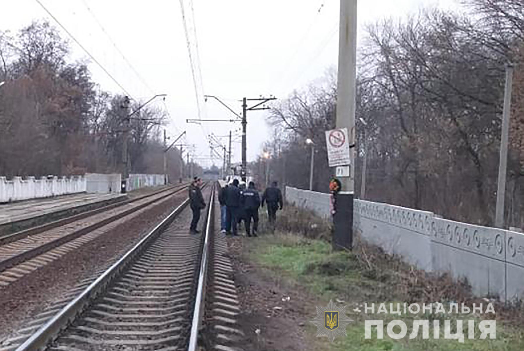 В Запорожье под поезд угодил мужчина: разыскиваются свидетели смертельной аварии (ФОТО)