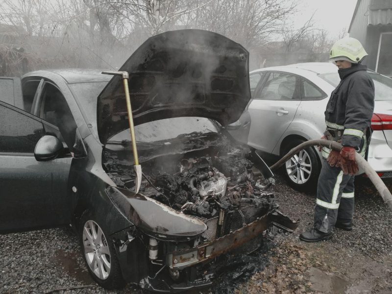 В Запорожье утром загорелся автомобиль