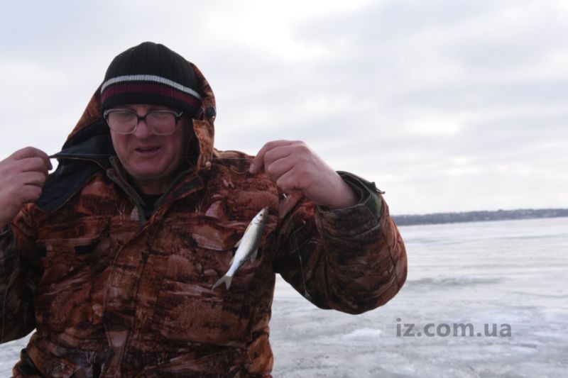 Сегодня спасатели на Каховском водохранилище объясняли, чем опасна зимняя рыбалка на льду