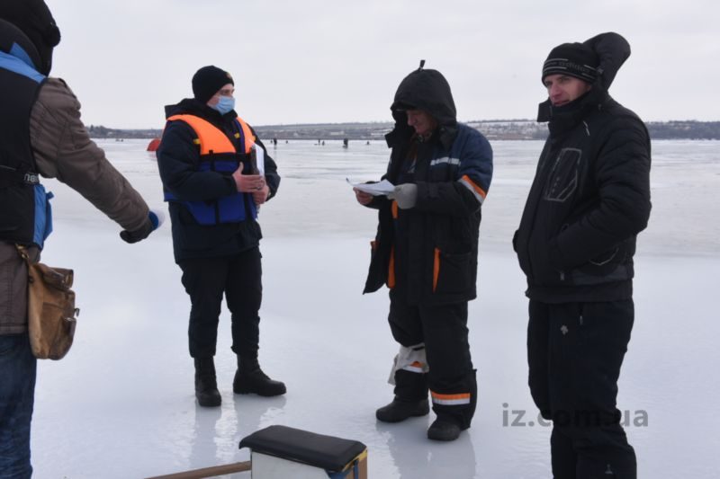 Сегодня спасатели на Каховском водохранилище объясняли, чем опасна зимняя рыбалка на льду