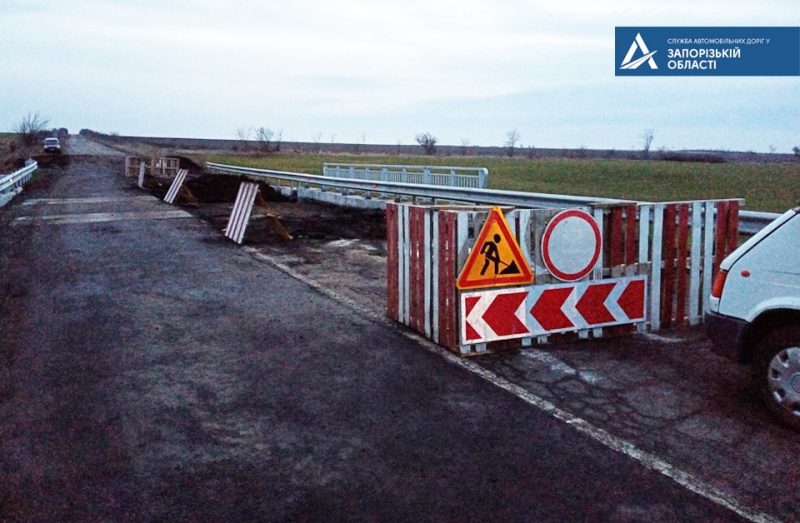 Из-за ремонтных работ на участке автодороги "Орехов-Токмак" ограничили движение транспорта