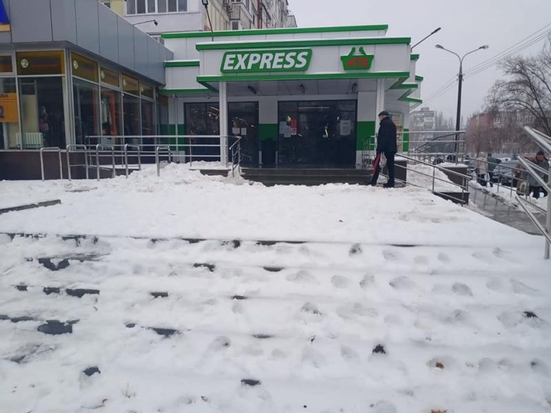 Зайти в магазин запорожцам помешал снег: владельца оштрафовали
