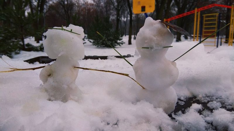 запорожцы лепят снеговиков