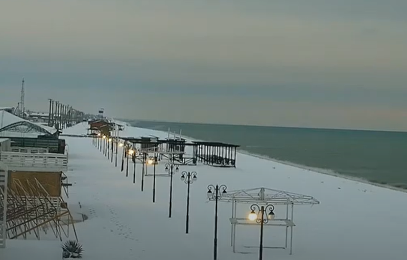Арабатская Стрелка в снегу: в сети показали, что происходит на популярном курорте Азова (ВИДЕО)