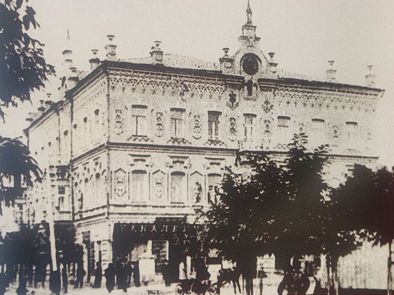 Как в Запорожье выглядели балконы на зданиях, построенных в начале прошлого века - фото