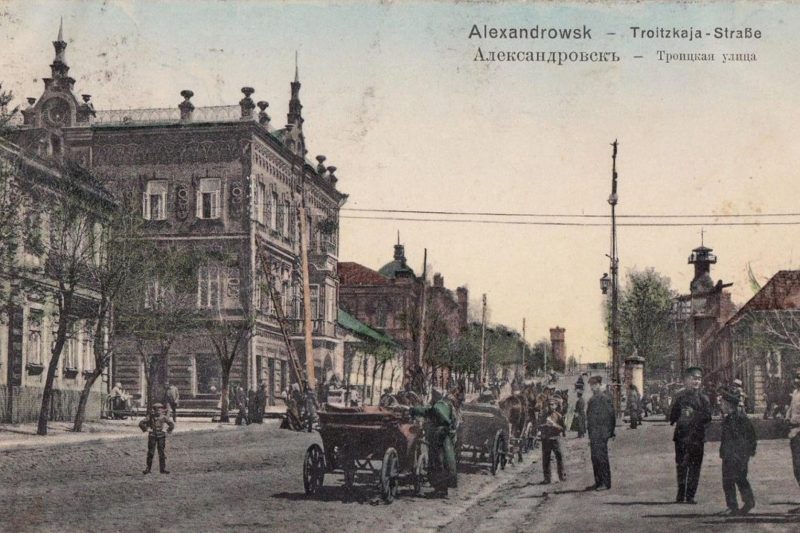 Как в Запорожье выглядели балконы на зданиях, построенных в начале прошлого века - фото