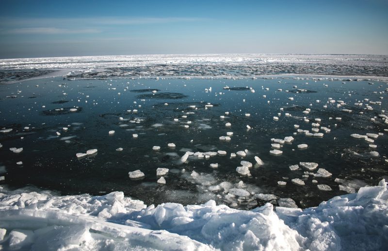 Как выглядит зимняя сказка на Азовском море - фото, видео