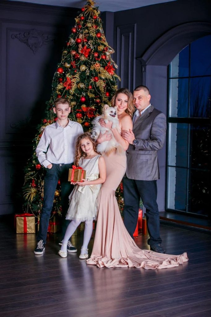 Юлия и Алексей с детьми и собакой