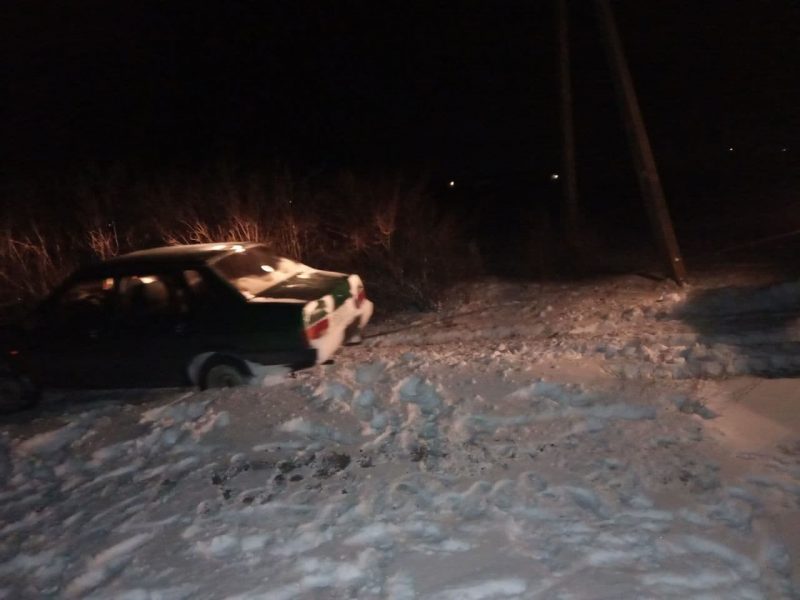 На дороге Запорожской области в снегу застрял автомобиль