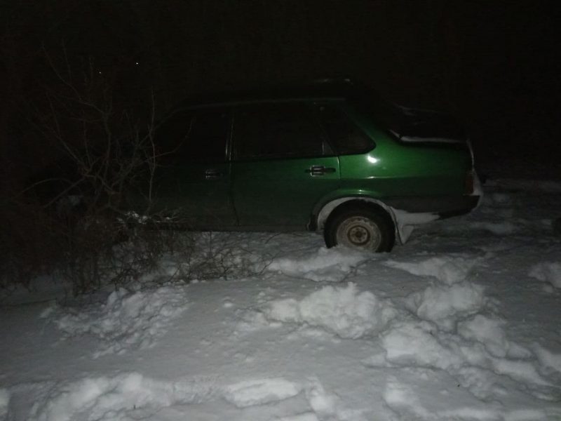 На дороге Запорожской области в снегу застрял автомобиль
