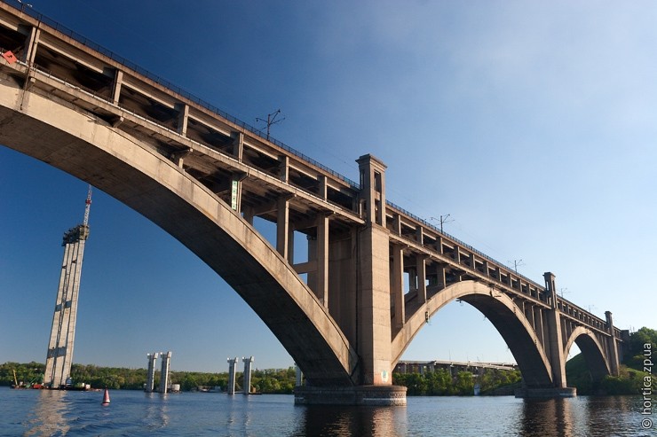 На запорожском мосту на легковушку упал кусок бетонной конструкции (ФОТОФАКТ)