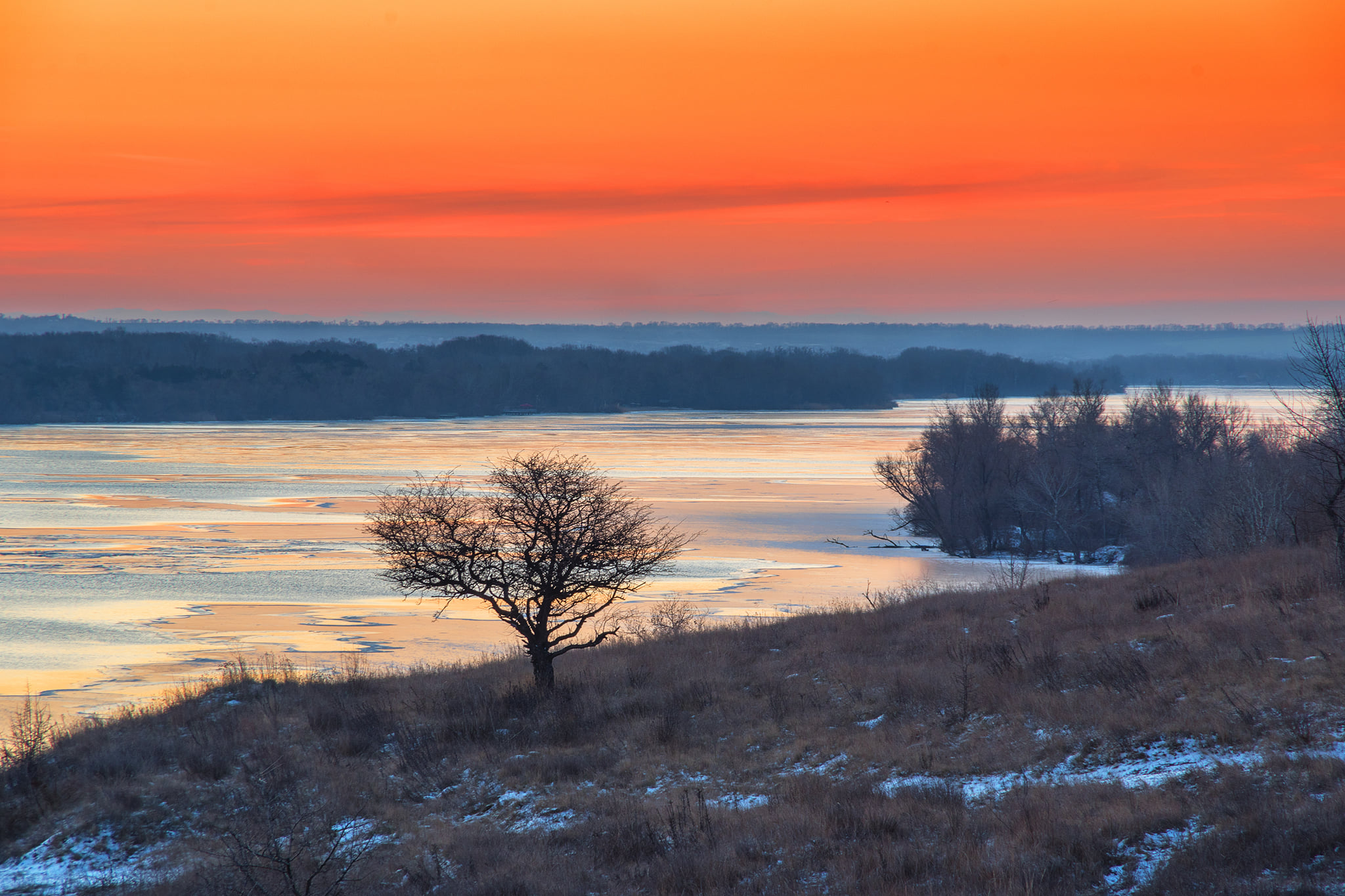 Рассвет цвета крови: запорожский фотограф запечатлел морозное утро над Хортицей (ФОТО)