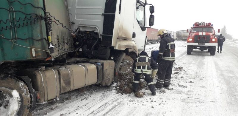 В Запорожье из-за гололедицы несколько грузовиков съехали в кювет