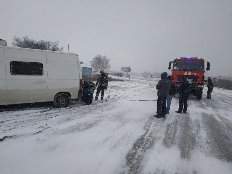 В Запорожье из-за гололедицы несколько грузовиков съехали в кювет