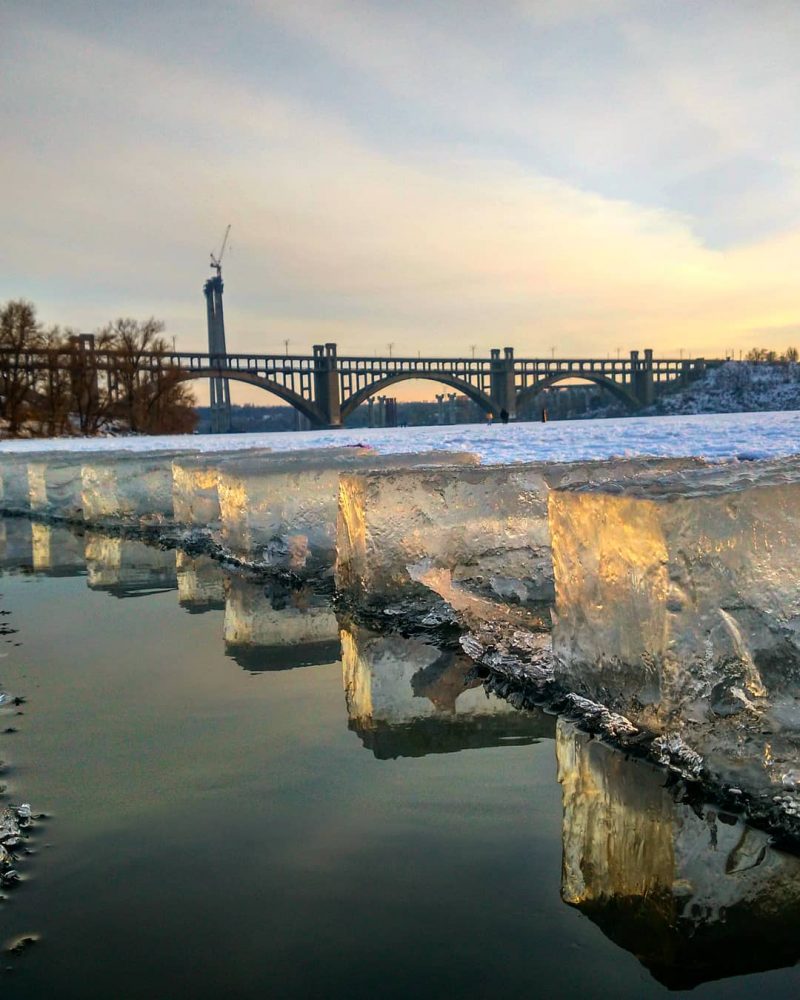 Покататься могут взрослые и дети – пока лед на реке не растаял