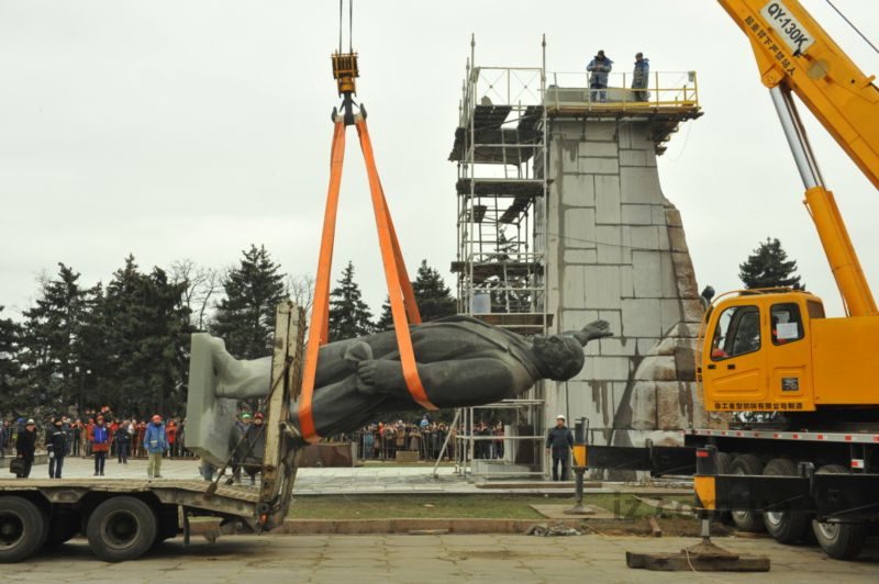 Процесс демонтажа памятника Ленину продолжался в Запорожье несколько дней