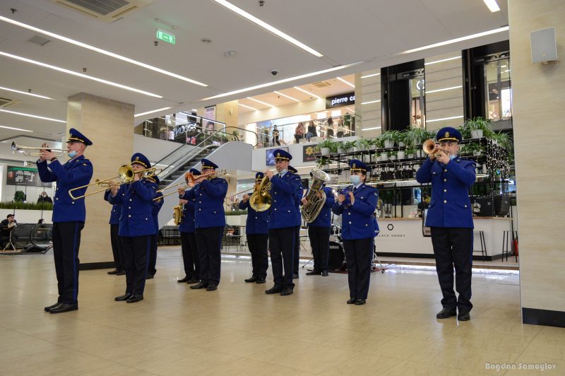 Накануне Дня Нацгвардии в запорожском торговом центре играл военный оркестр