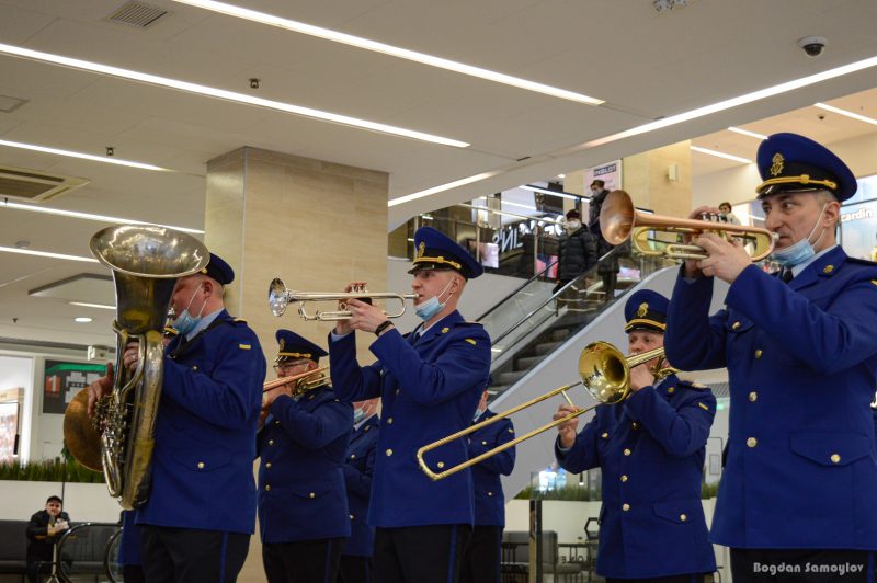 Накануне Дня Нацгвардии в запорожском торговом центре играл военный оркестр