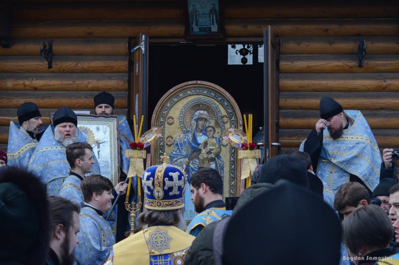 Несколько тысяч запорожцев прошли крестным ходом с чудотворной иконой Божьей Матери