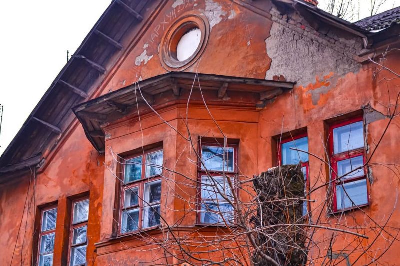 На снимках запечатлены яркие дома промышленного района Запорожья