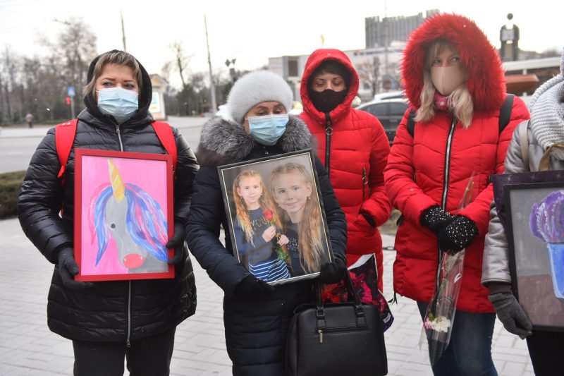 Родители 6-летней девочки, погибшей в запорожском парке год назад, организовали митинг - фото