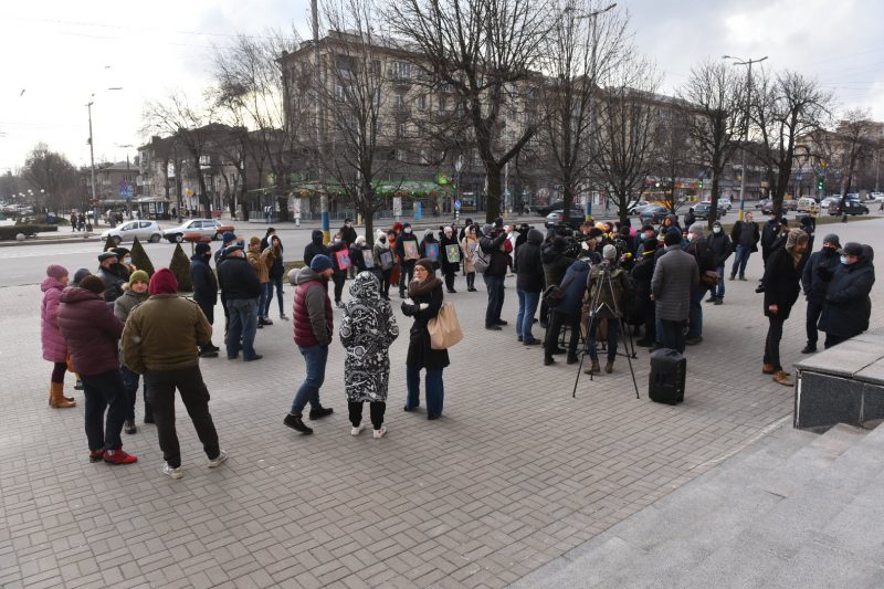 Родители 6-летней девочки, погибшей в запорожском парке год назад, организовали митинг - фото