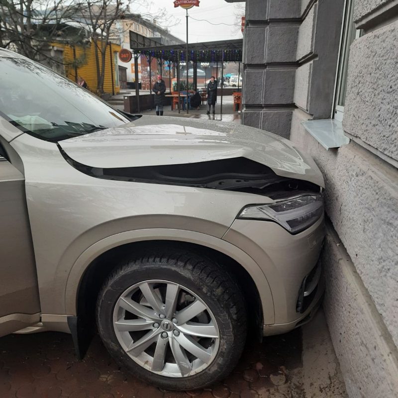 Автомобиль, врезавшийся в стену здания, получил повреждения