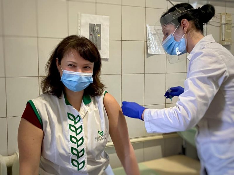 Первыми от коронавируса вакцинировались медицинские работники громады