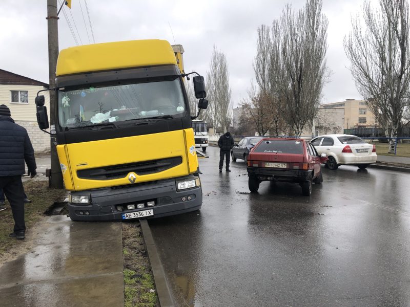 В курортном городе Запорожской области столкнулись три автомобиля