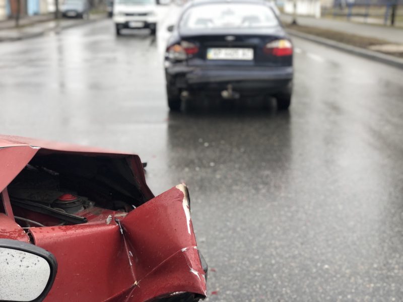 В курортном городе Запорожской области столкнулись три автомобиля
