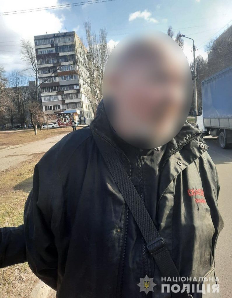 В Запорожье мужчина угрожал продавщице гранатой в магазине 