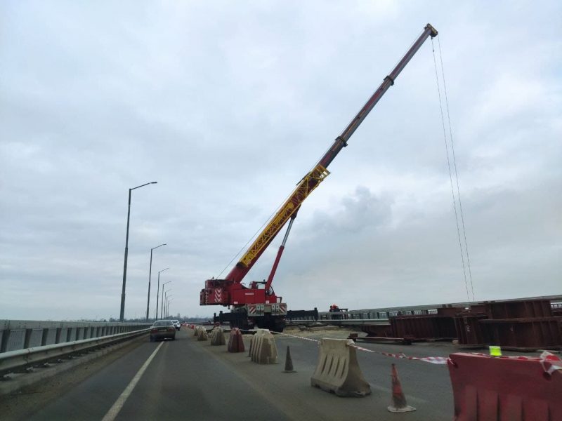 В Запорожье на новом мосту работает подъемный кран - ограничено движение