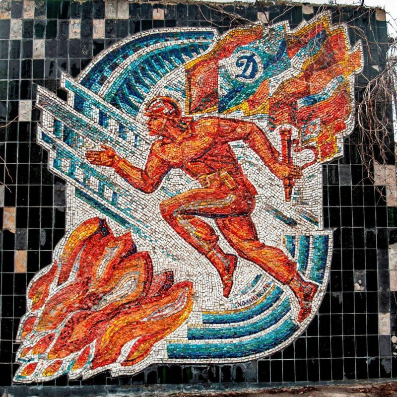 В Запорожье показали яркие мозаики и барельефы, которые украшают старые здания города