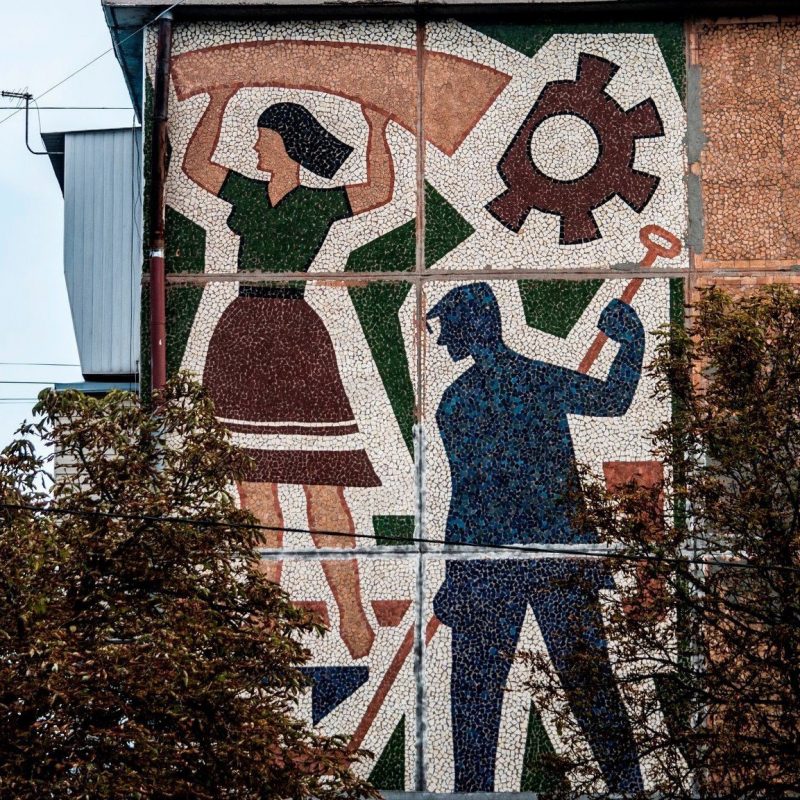 В Запорожье показали яркие мозаики и барельефы, которые украшают старые здания города