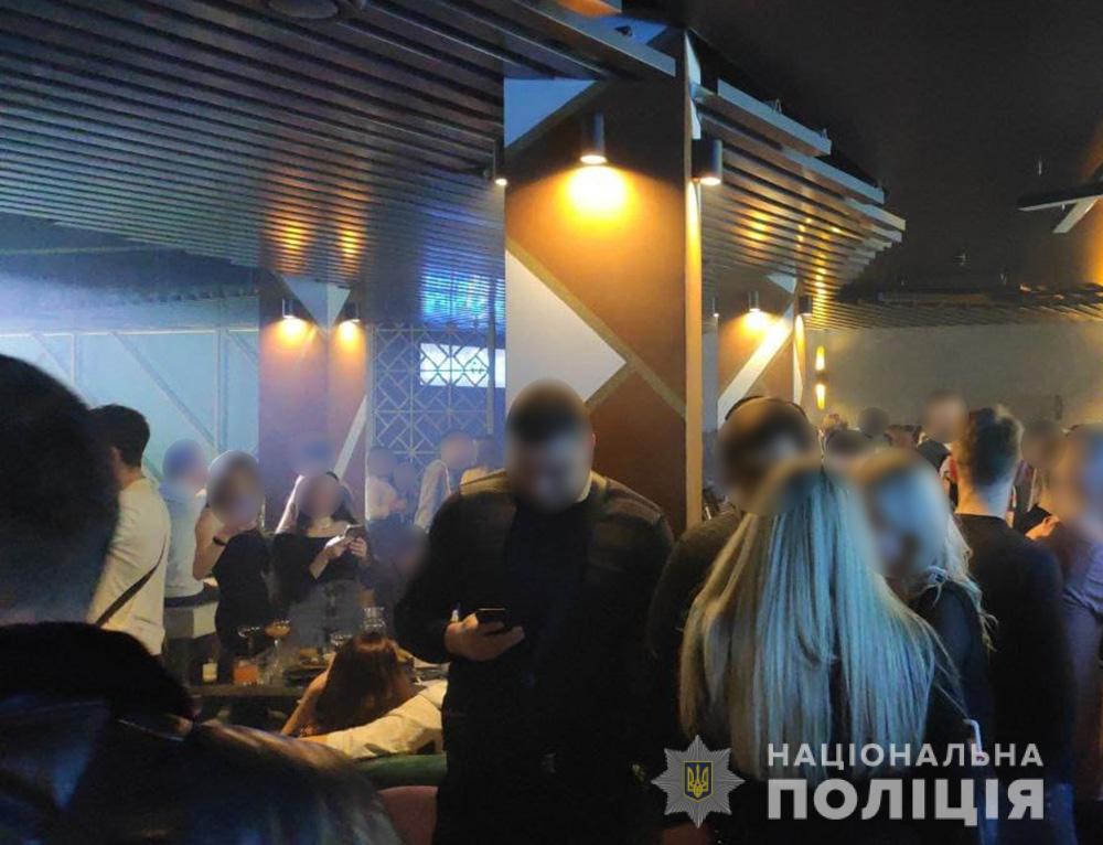 В Запорожье полиция совместно со спецназом закрыли ночной клуб: подробности (ВИДЕО)