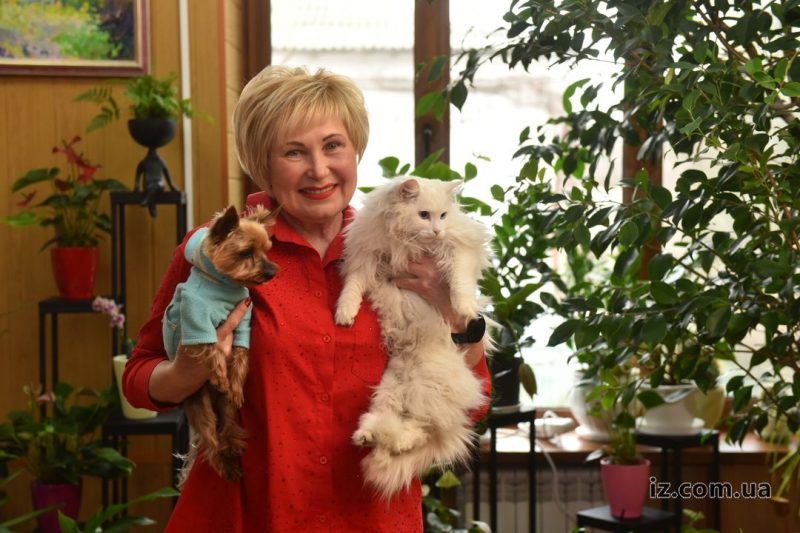 Тамара Еремина с котиком и собакой