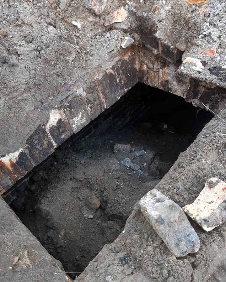 В Запорожье во время ремонтных работ обнаружили подземный потайной тоннель (ФОТО)