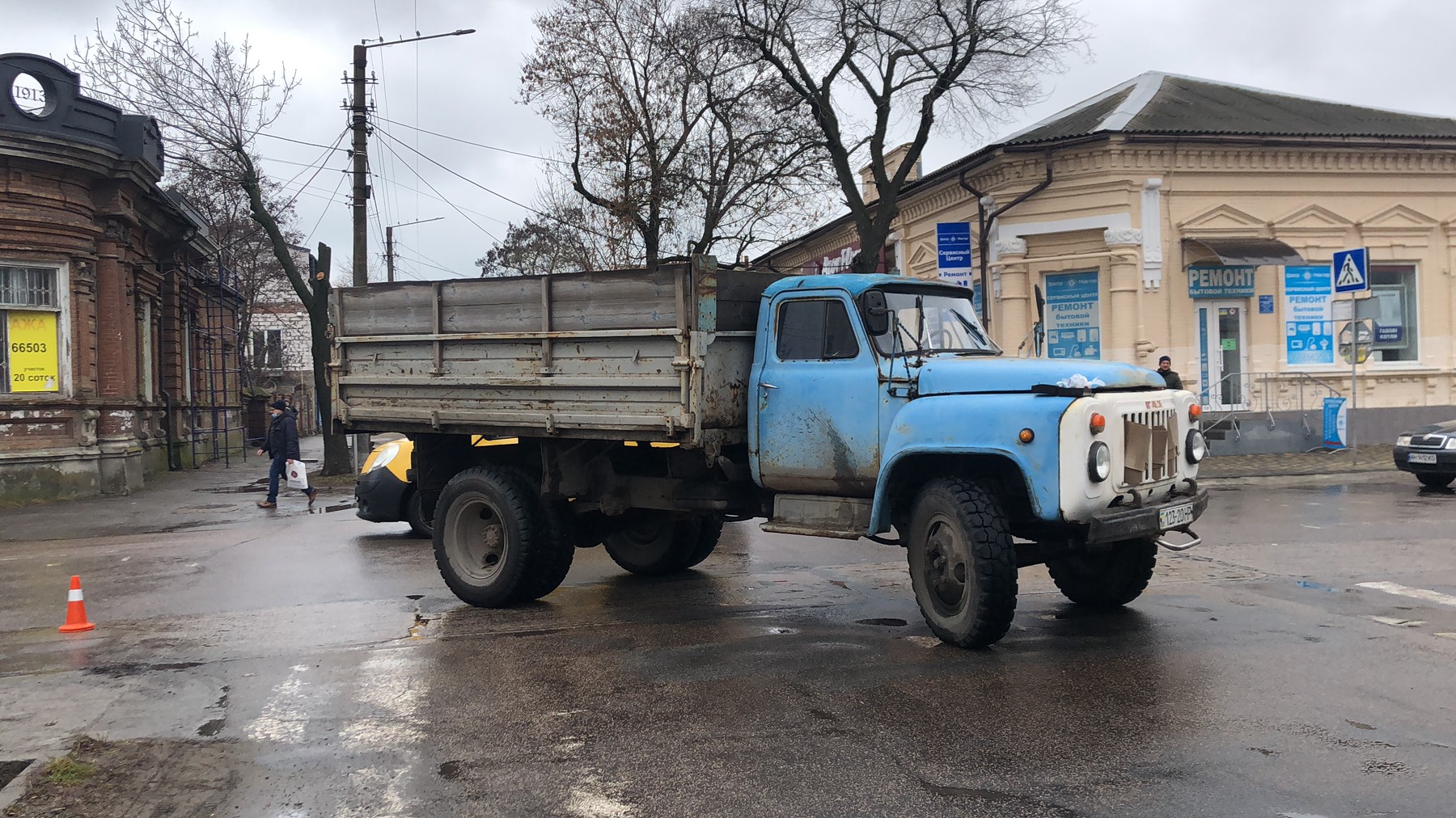В центре Бердянска грузовик сбил женщину