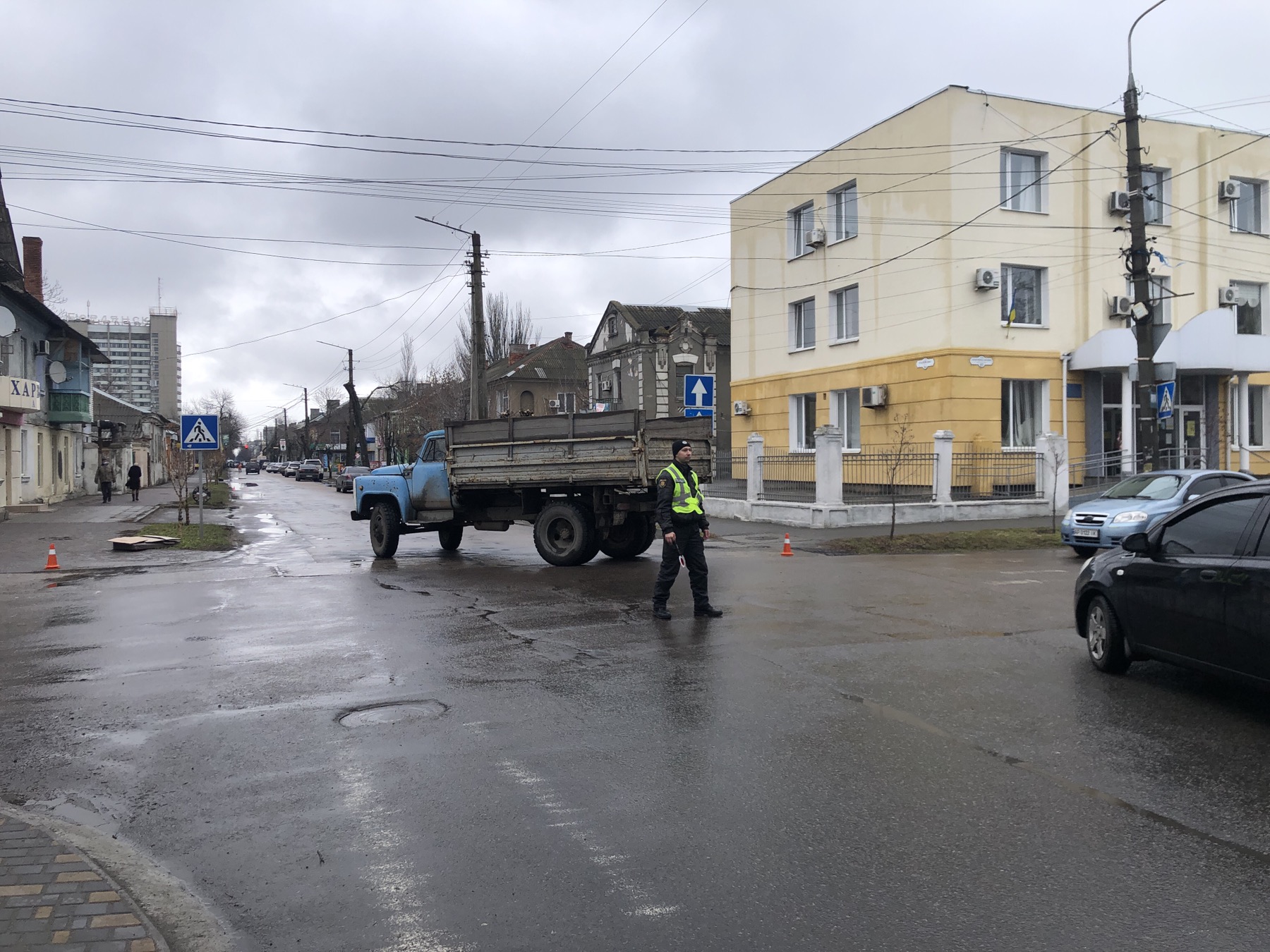 В центре Бердянска грузовик сбил женщину