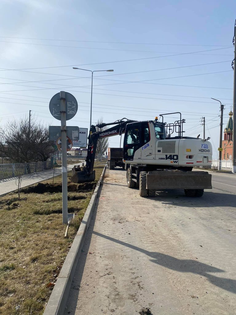 Дорожники ремонтируют участок центральной дороги в Кирилловке