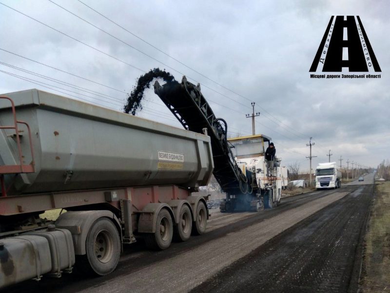 В Запорожской области продолжается ремонт важной дороги - фото